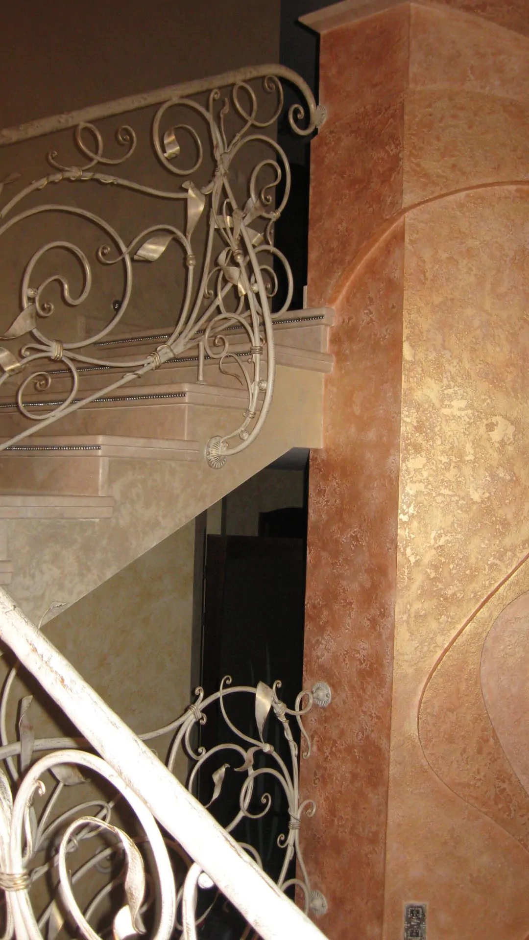 Інтер’єр квартири приватного будинку з декоративною венеціанською штукатуркою